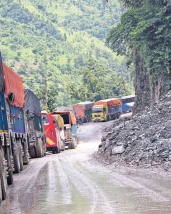 मुग्लिन-नारायणघाट सडक खण्डमा सुख्खा पहिरो, पूर्णरूपमा अवरुद्ध