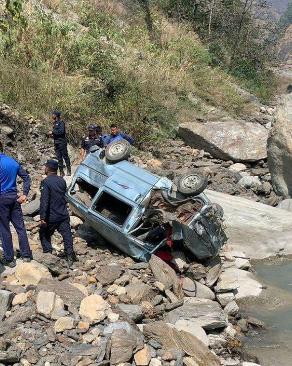 ‘इको भ्यान’ दुर्घटना हुँदा १ जनाको मृत्यु, ३ घाइते