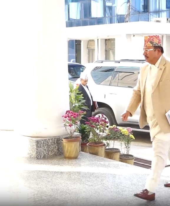 प्रधानमन्त्रीसँग निर्वाचन आयोगका पदाधिकारीको छलफल