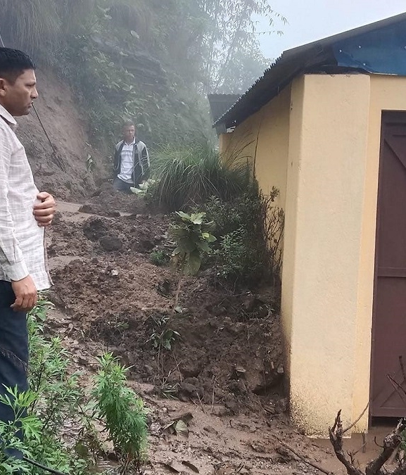 उदयपुरमा वर्षातले घरहरुमा क्षति, सडक अवरुद्ध हुँदा आवत-जावतमा समस्या 