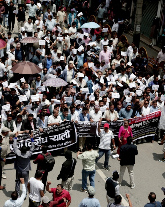 सुनमा लगाइएको दुई प्रतिशत विलासिता कर खारेजीको माग गर्दै प्रदर्शन