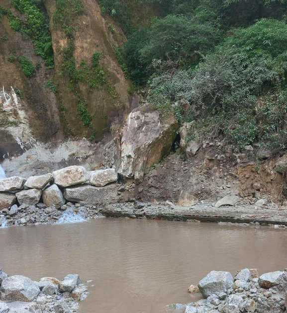 बाढीले क्षति पुर्‍याएको तीनतले झरनालाई पुरानै लयमा फर्काइँदै