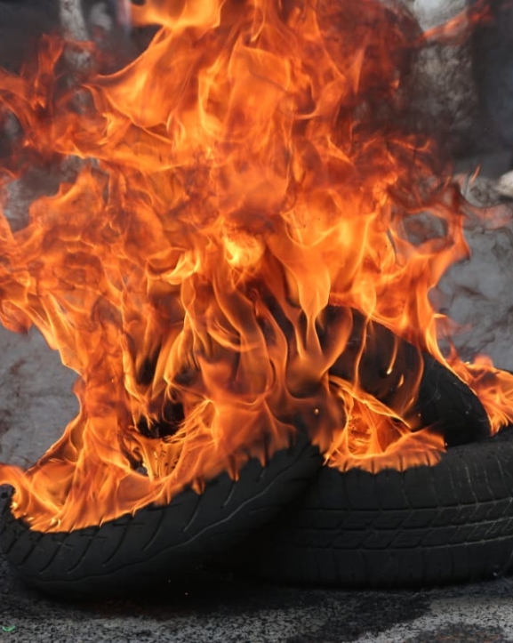 ओली पक्राउप्रति एमाले कार्यकर्ताको आक्रोश: जलाए जाँचबुझ आयोगको प्रतिवेदन