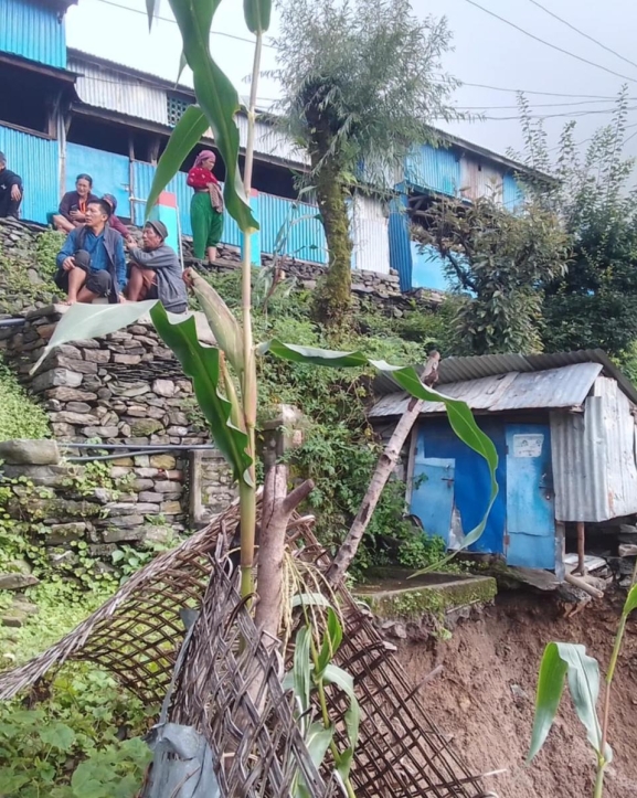 धादिङको किचेतमा पहिरोले गाउँ नै जोखिममा, स्थानीय त्रसित