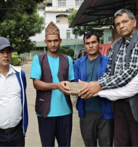 ब्लड क्यान्सरपीडित नरबहादुरको उपचारका लागि ५ लाख ५१ हजार सहयोग हस्तान्तरण