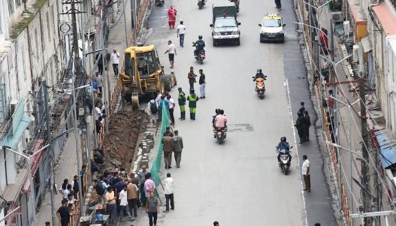 न्युरोडमा फुटपाथ विस्तारको काम शुरु