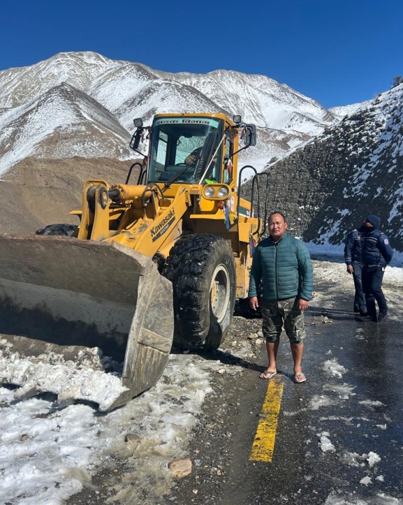 अवरुद्ध कागबेनी–मुक्तिनाथ सडकको हिउँ पन्छ्याउन सुरु