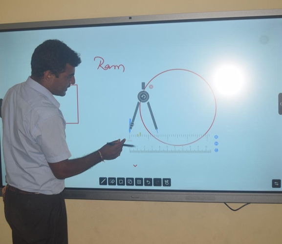 पुरस्कारको रकमबाट विद्यालयमा ‘इन्टरएक्टिभ टचस्क्रिन स्मार्ट बोर्ड’ जडान