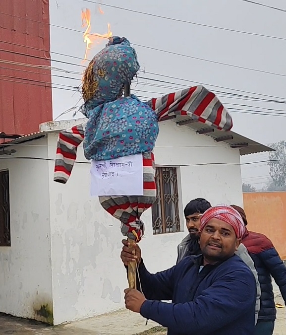 मधेश प्रदेश सभा अगाडि मुख्यमन्त्री सिंहको पुत्ला दहन