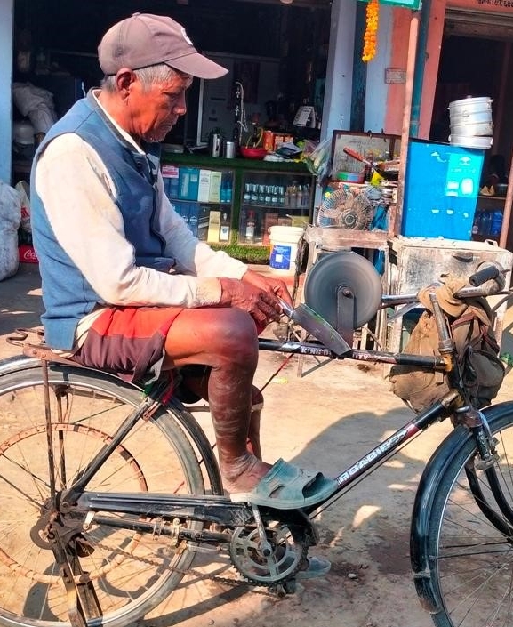 हतियारमा ‘धार’ लगाएर जीविकोपार्जन गरिरहेका ७० वर्षीय मुखिया