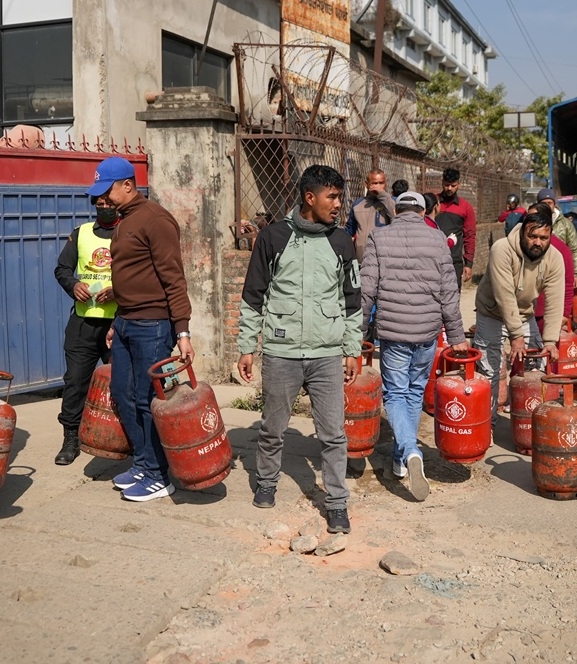 ग्यास अभावले आत्तिए उपभोक्ता, नाकाबन्दीमा जस्तै नाम टिपाउँदै