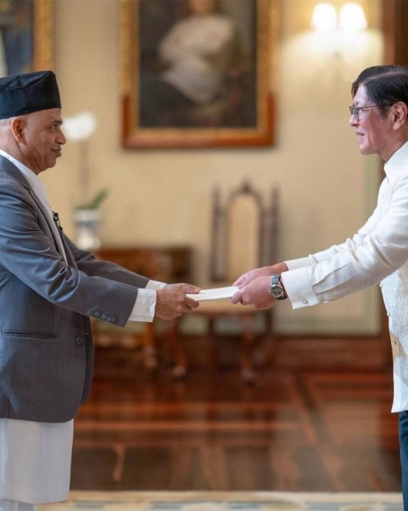 फिलिपिन्सका राष्ट्रपतिसमक्ष राजदूत डा. तिम्सिनाले पेस गरे ओहदाको प्रमाणपत्र