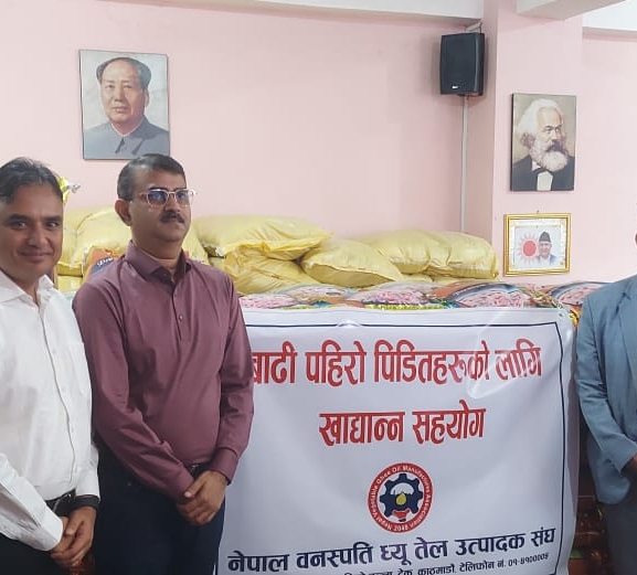 नेपाल वनस्पति घ्यू तेल उत्पादक संघद्धारा विपद् प्रभावितलाई खाद्यान्न सहयोग