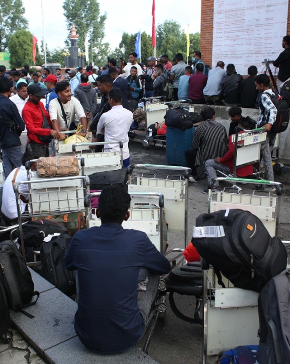विमानस्थलमा अलपत्र परेका यात्रु उड्न थाले