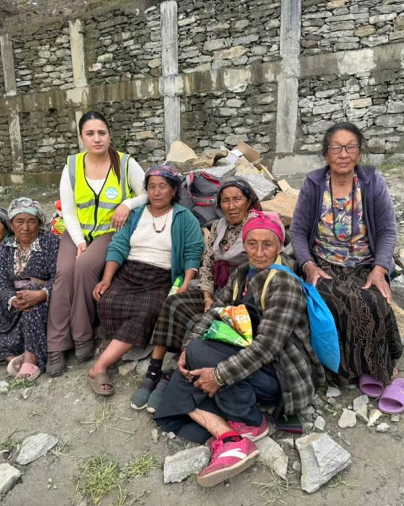 तिजको दरभन्दा पीडितको आँसु देखेर भावुक बनिन् एनआरएनए उपाध्यक्ष रोजिना