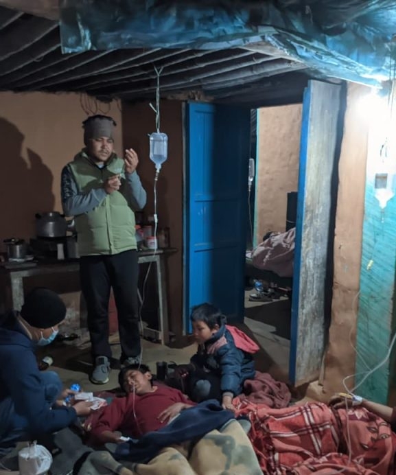 खोटाङमा विवाह भोज खाएका बेहुला–बेहुलीसहित सबै बिरामी, शिविरमार्फत उपचार सुरु