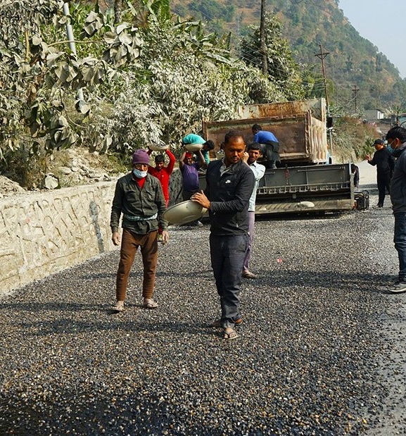 रणनीतिक महत्वको बेनी-दरवाङ सडक अन्तर्गत ‘रणवाङ-दरवाङ’ खण्डमा कालोपत्र सुरु