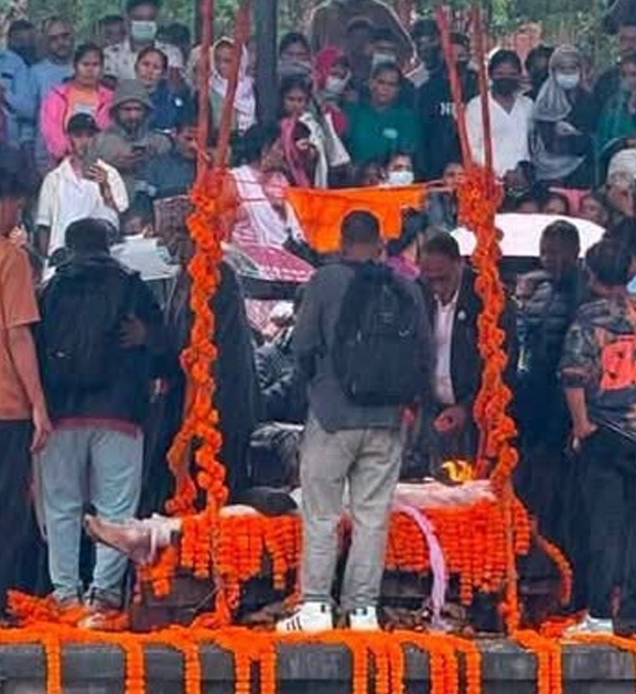 आत्मदाह गरेका गणेश नेपालीको पशुपति आर्यघाटमा अन्त्येष्टि
