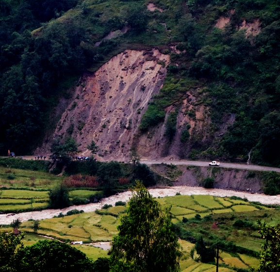 मध्यपहाडी लोकमार्गको रुकुम खण्ड अवरुद्ध