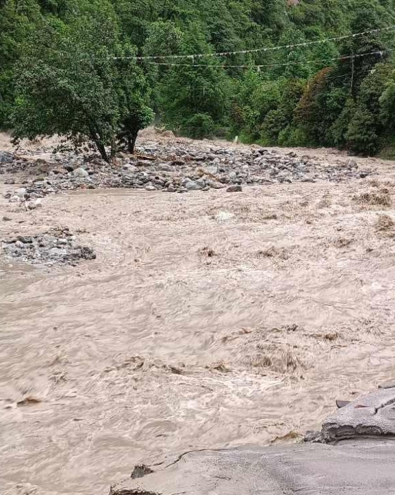 दोलखामा बाढी : तीन घर बगे, एकजना बेपत्ता