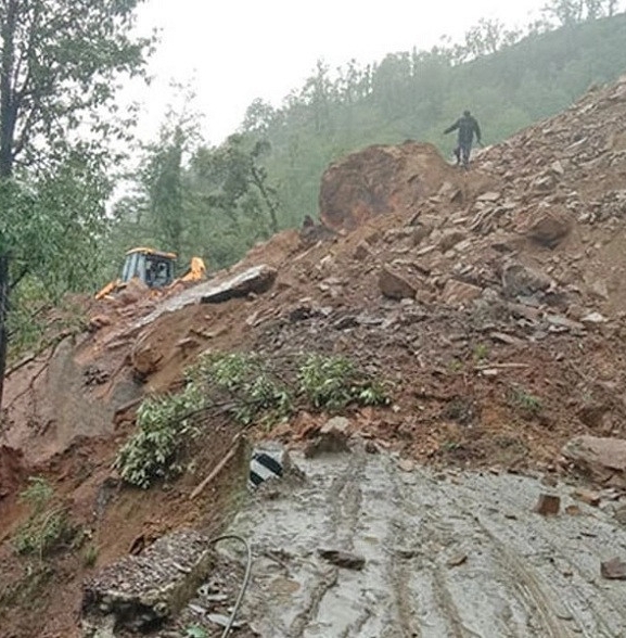 बाढीपहिरोका कारण १८ राजमार्गमा यातायात अवरुद्ध