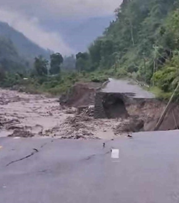 कोशी राजमार्ग बाढीले बगायो, यातायात अवरुद्ध