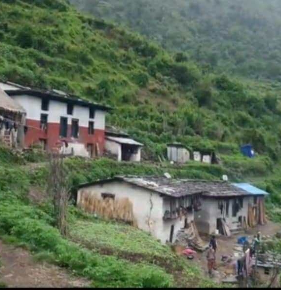 ४ घण्टा पैदल हिँडेर विद्यालय पुग्नुपर्ने बाध्यतामा लौने गाउँका बालबालिका 