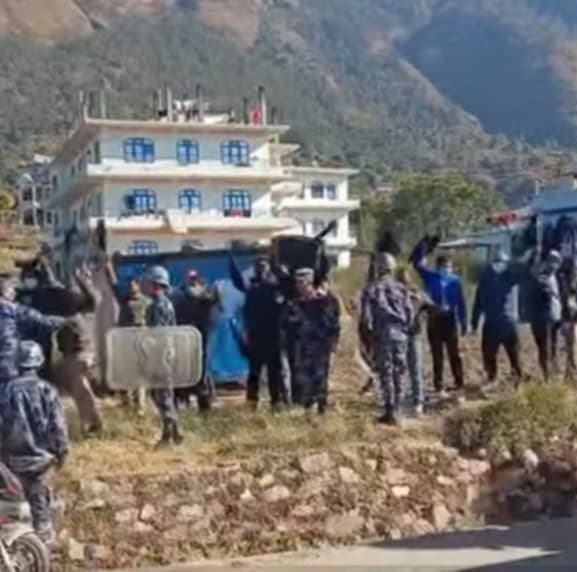 जनार्दन शर्मालाई गृह जिल्ला रुकुम पश्चिममा कालो झन्डा