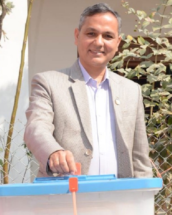 गृहमन्त्री अर्यालले गरे मतदान