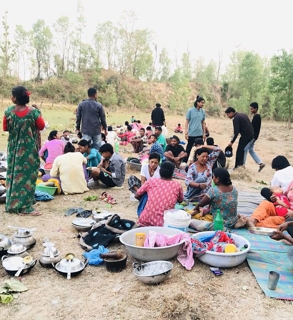 कैलालीका थारू समुदाय लवांगी पूजामा रमाउँदै