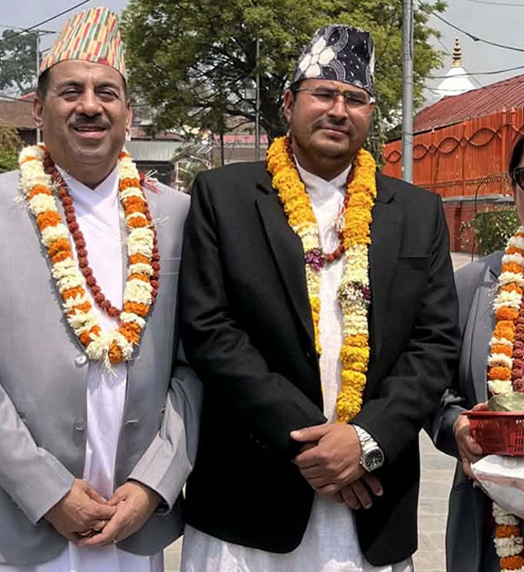 शपथअघि पशुपतिनाथ मन्दिरमा पुगेर राप्रपा सांसदहरूले गरे दर्शन 