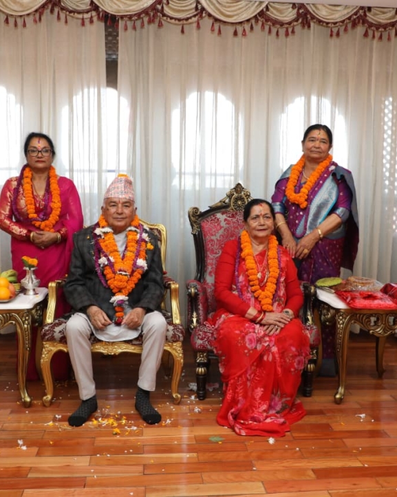 राष्ट्रपति पौडेलले लगाए बहिनीहरूबाट तिहारको टीका