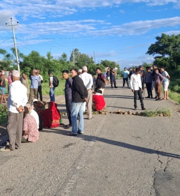 टिपरको ठक्करबाट मोटरसाइकल चालकको मृत्यु, आफन्तद्वारा घोराही–तुलसीपुर सडक अवरुद्ध