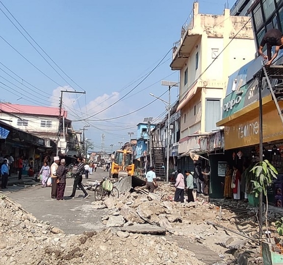 धुलाबारीमा अतिक्रमित संरचना हटाउँदै मेचीनगर