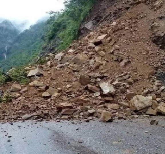 सुदूरपश्चिमका पहाडी जिल्लामा पहिरोः ठाउँ–ठाउँमा सडक अवरुद्ध