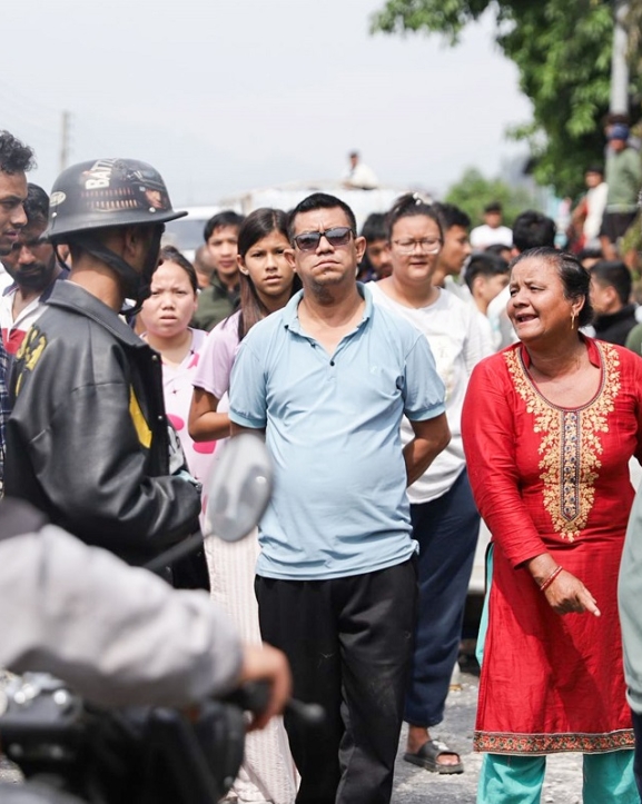 फेवाताल छेउछाउमा बनाइएका टहरामा महानगरले चलायो डोजर, स्थानीयको विरोध (तस्बिरसहित)