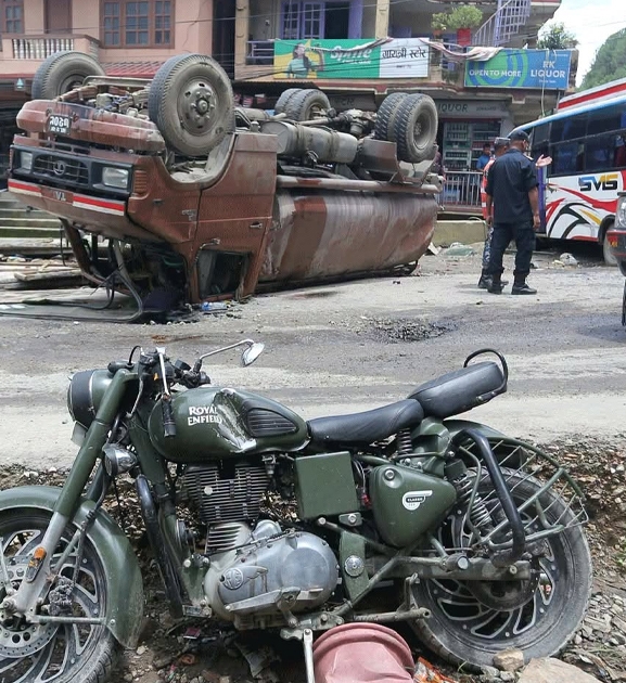 चोभारमा बस, ट्यांकर र मोटरसाइकल ठोक्किँदा दुर्घटना, सडक एकतर्फी सञ्चालन
