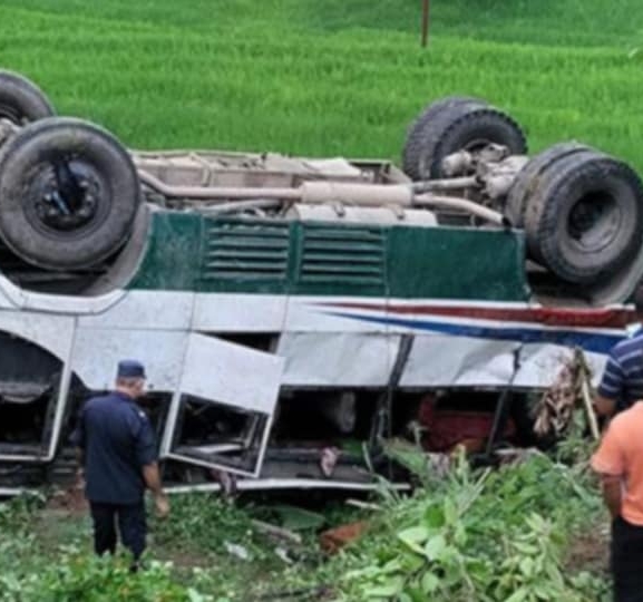 चन्द्रपुरमा बस दुर्घटना, १२ यात्रु घाइते