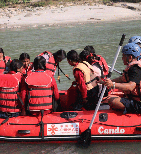 ज्यान जोखिममा राखेर विद्यालय पुग्छन् ढेबुवाका विद्यार्थी, सुनकोशीमा ‘रबरबोट’ को सहारा