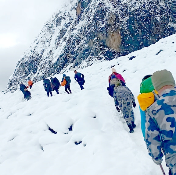 लेक लागेर हिमालमै अस्ताउँछन् पदयात्री