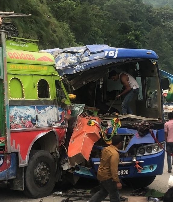 सातवटा सवारीसाधन एकापसमा ठक्कर खाँदा २१ जना घाइते