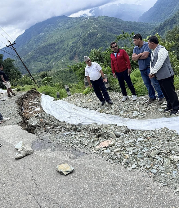 पर्वतमा सडक भासिएपछि सिंगो बस्ती जोखिममा