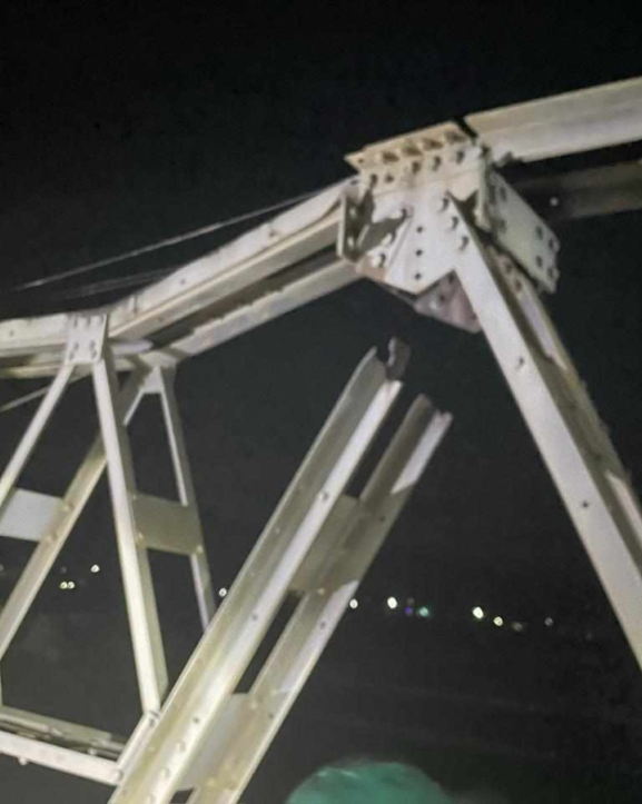 पूर्व–पश्चिम राजमार्ग अन्तर्गतको चोरमारा पुल भाँचिदा यातायात अवरुद्ध