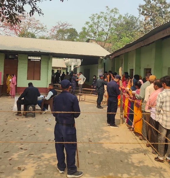 नवलपरासीमा शान्तिपूर्ण रूपमा मतदान जारी