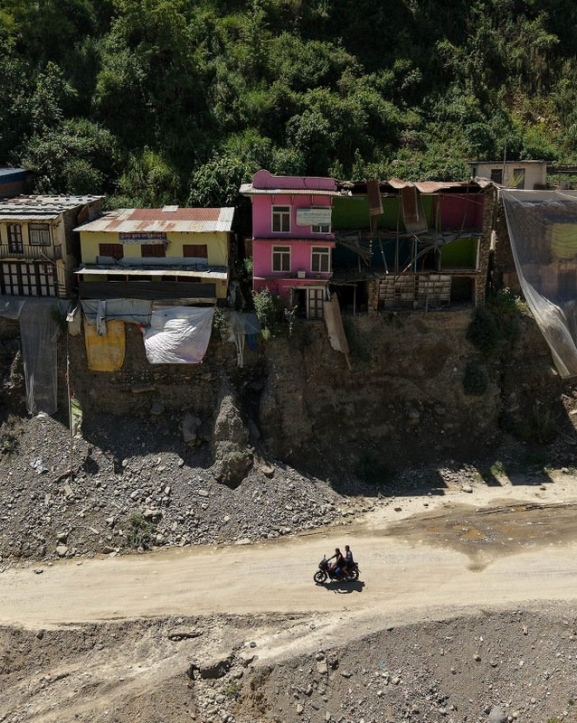 क्षतिग्रस्त बिपी राजमार्गमा अस्थायी सडक बनाइँदै