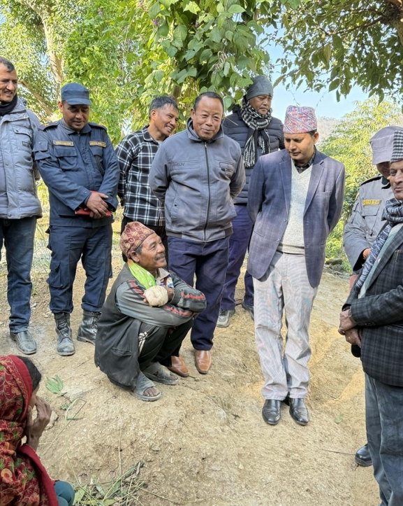 ढाकावाङ्गमा सरकारी टोली, विपन्न मनिराम नेपालीलाई राहत