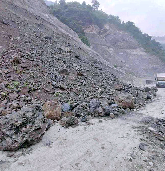 गुडिरहेको माइक्रोबसमा ढुंगा खस्दा दुई जना घाइते