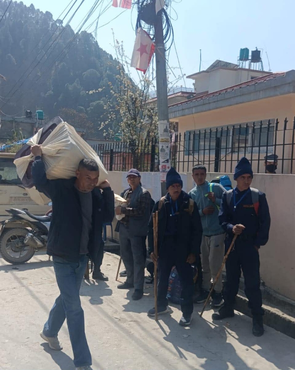 बझाङमा १ सय ८३ मतदान केन्द्रमा मतदान सामग्री र कर्मचारी खटाइयो