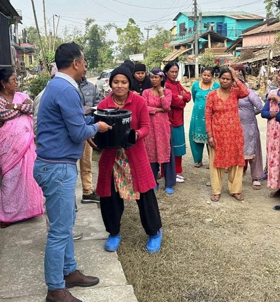 ९५० विपन्न परिवारलाई चुलो वितरण