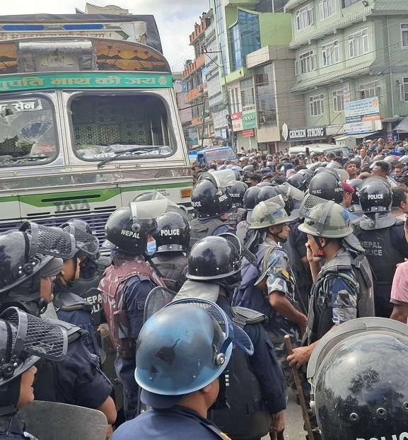 गठ्ठाघरमा ट्रकको ठक्करबाट स्कुटर चालकको मृत्यु भएपछि अवस्था तनावग्रस्त